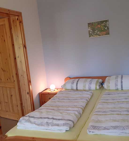 Schlafzimmer mit Doppelbett in der Ferienwohnung Hühnerstall
