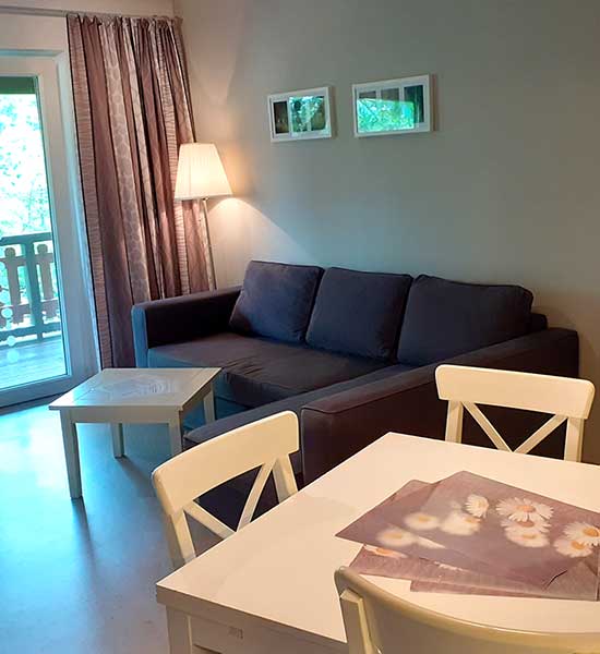Wohnbereich mit Blick auf den Balkon in der Ferienwohnung Kornboden