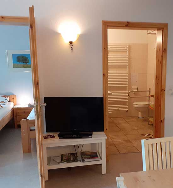 Schlafzimmer und Bad in der Ferienwohnung Kuhstall