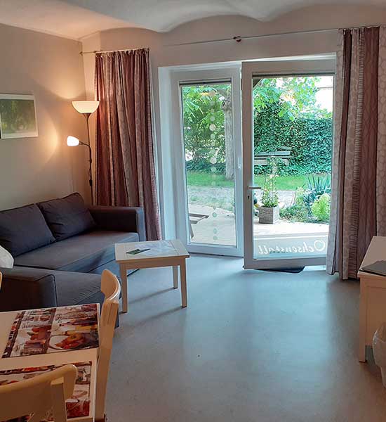 Wohnbereich mit Terrasse in der Ferienwohnung Ochsenstall