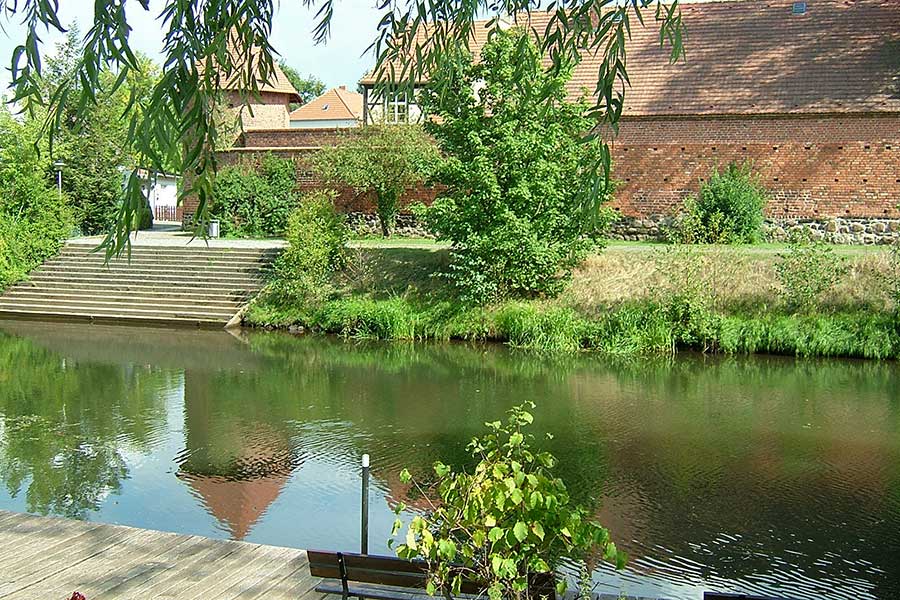 Stadtmauer in Lübben von der Wasserseite